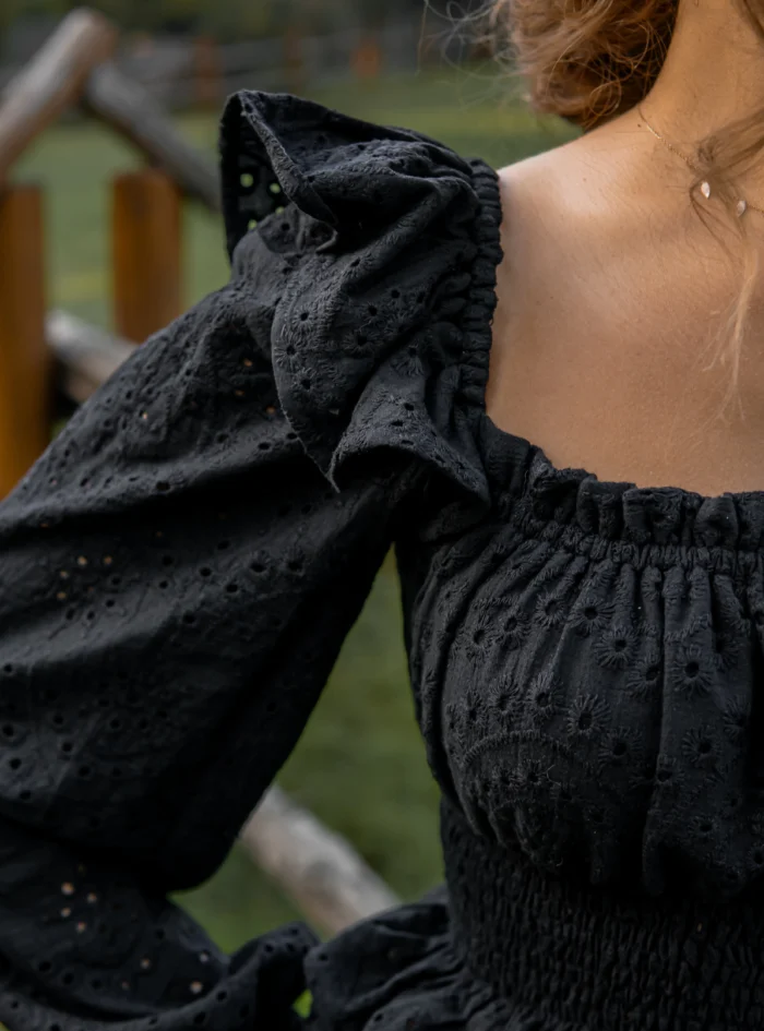 czarna bluzka z falbankami