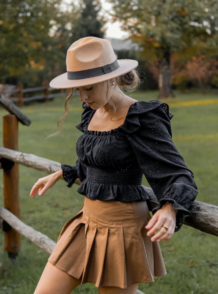 czarna bluzka z falbankami