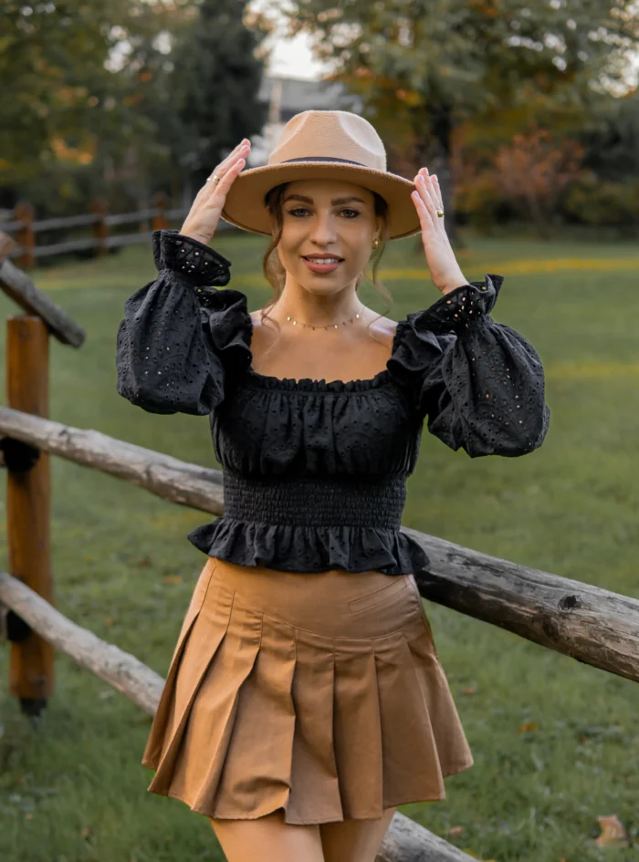 czarna bluzka z falbankami