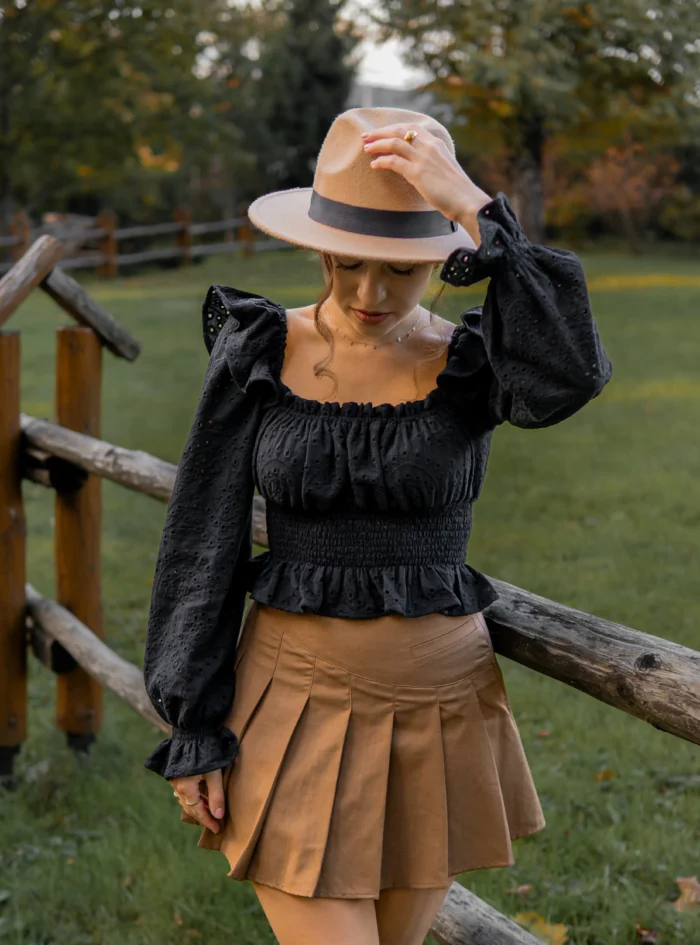 czarna bluzka z falbankami