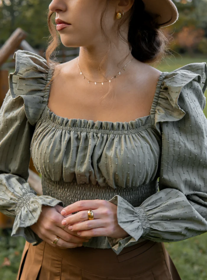 oliwkowa bluzka z falbankami