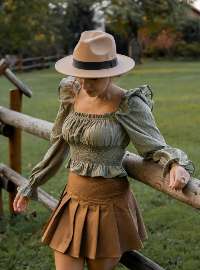 oliwkowa bluzka z falbankami