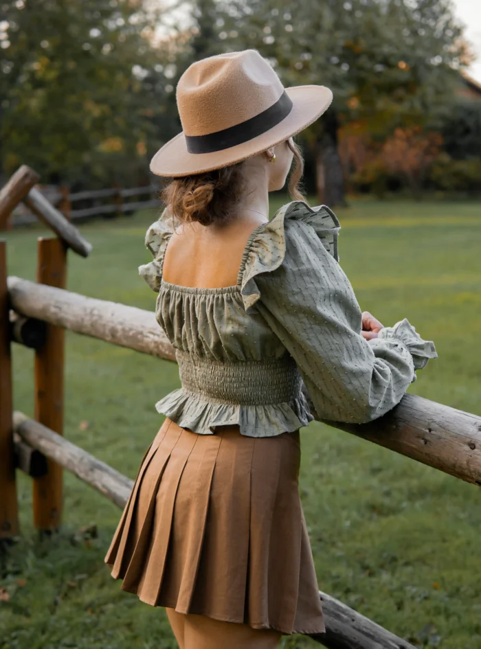 oliwkowa bluzka z falbankami