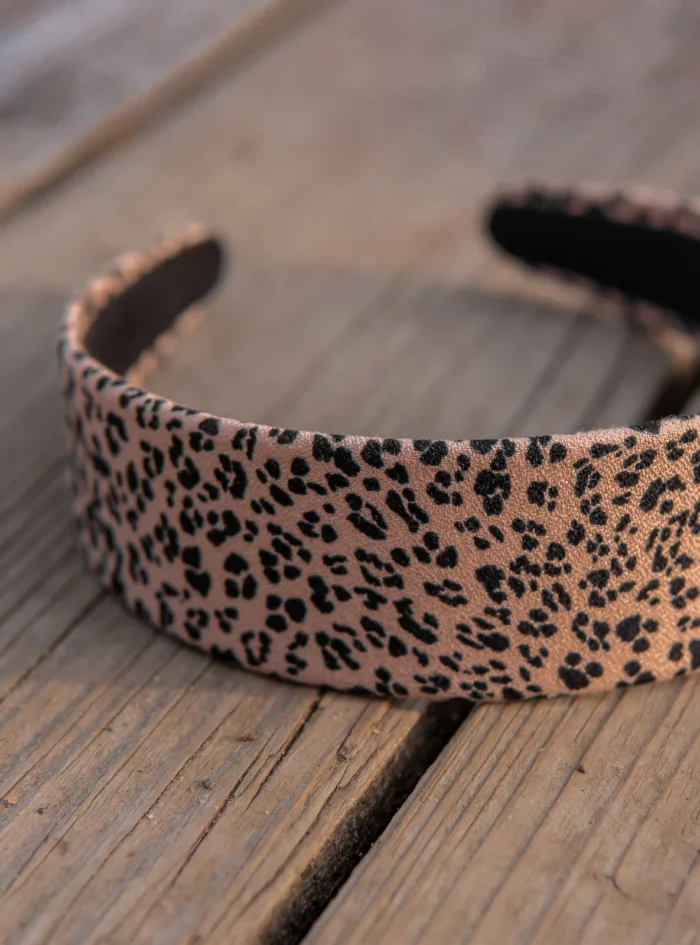 beżowa opaska do włosów w cętki