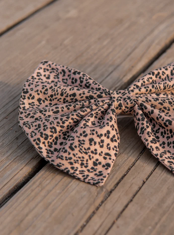 beżowa spinka kokarda do włosów w cętki