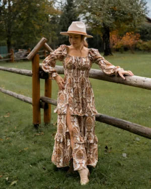 długa sukienka w barokowe wzory w kolorze jesiennym z falbankami