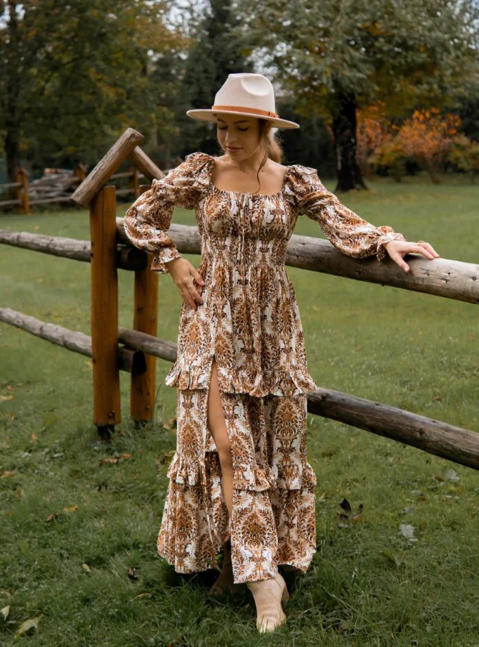 sukienka-yasmine-brown długa sukienka w barokowe wzory w kolorze jesiennym z falbankami