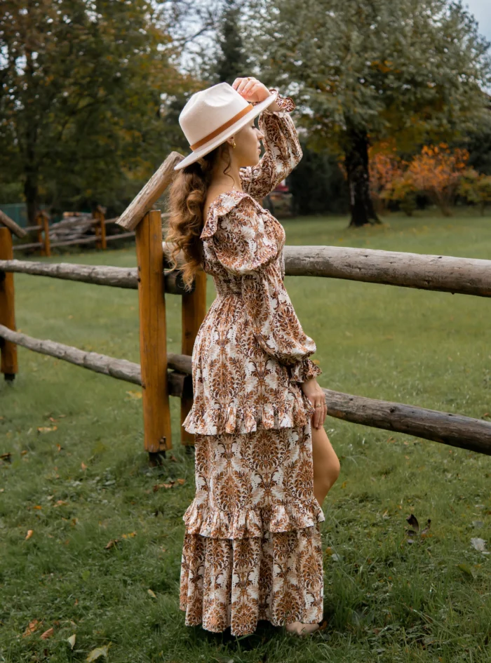 sukienka-yasmine-brown-2 długa sukienka w barokowe wzory w kolorze jesiennym z falbankami