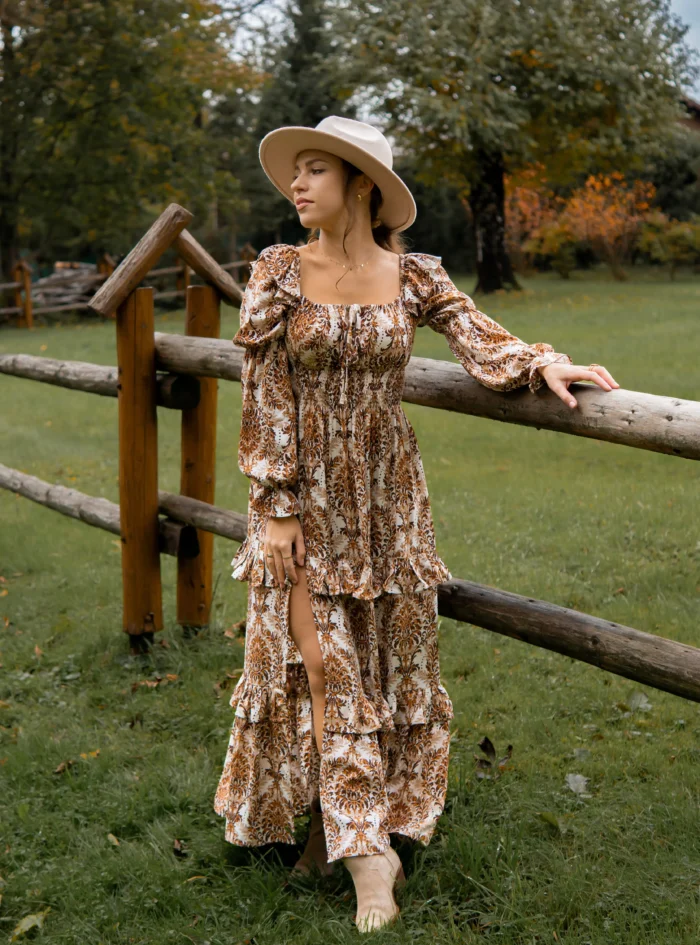 sukienka-yasmine-brown-4 długa sukienka w barokowe wzory w kolorze jesiennym z falbankami