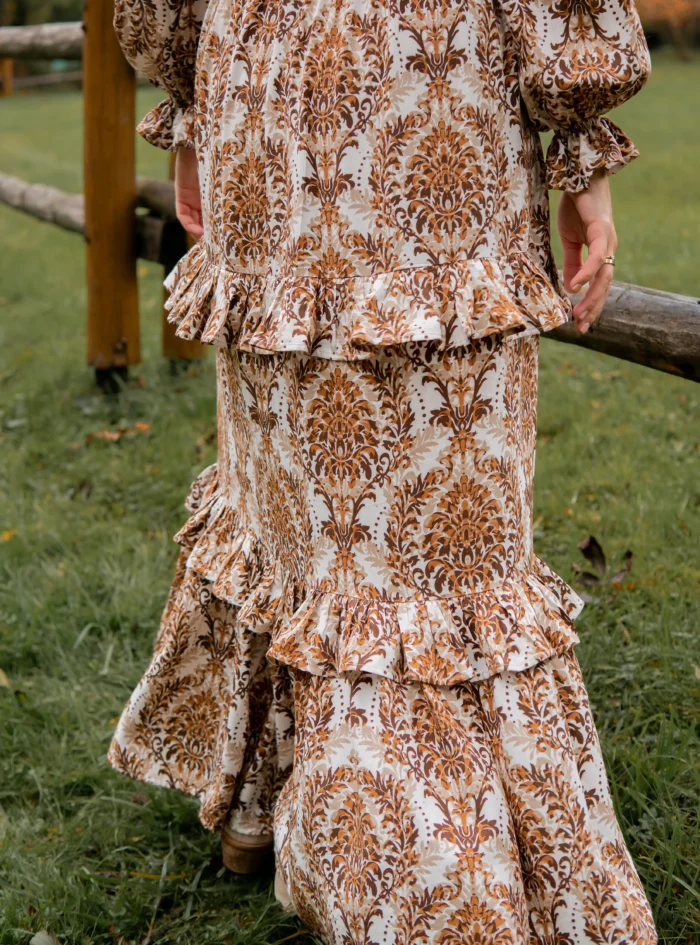 sukienka-yasmine-brown-5 długa sukienka w barokowe wzory w kolorze jesiennym z falbankami